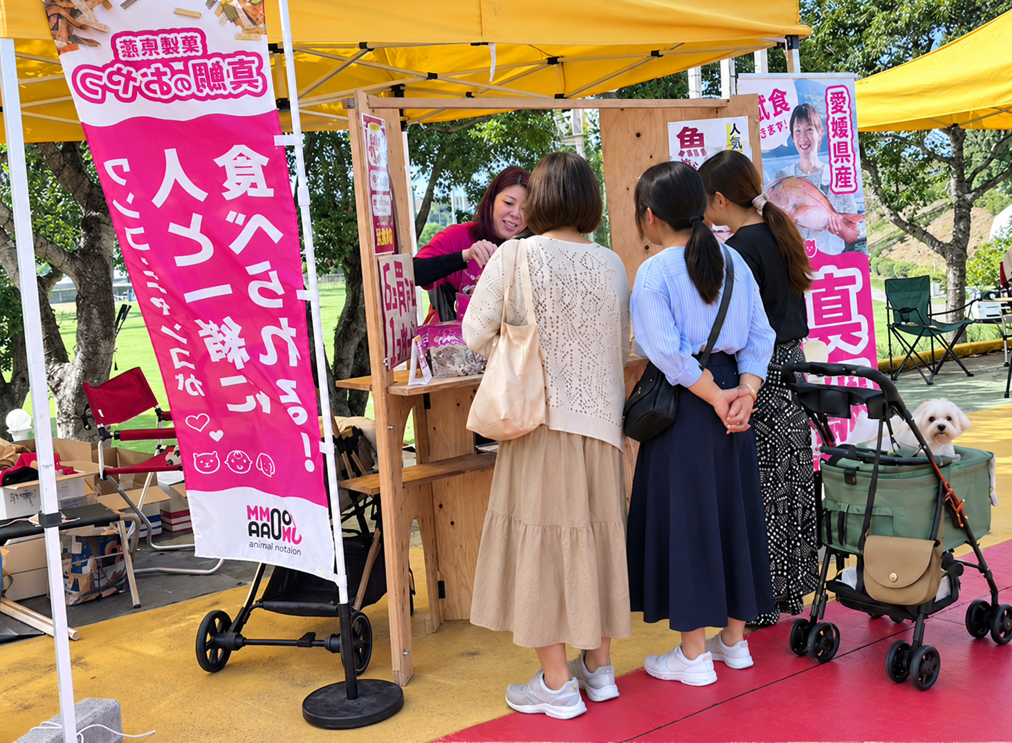 わんちゃんと一緒にマルシェでお買い物を楽しむ様子