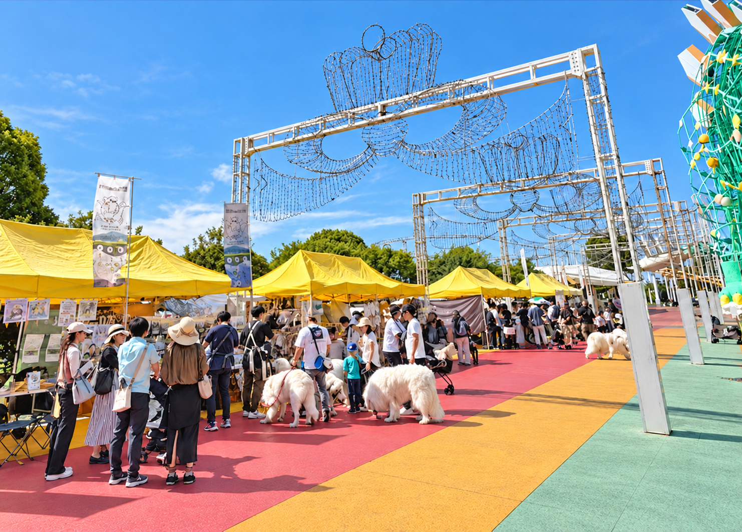 黄色いテントが並ぶマルシェ会場の様子